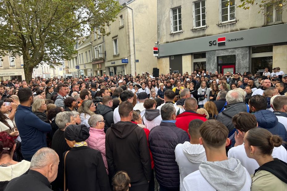 Plus de 1 500 personnes réunies à Issoudun pour une marche blanche en l'honneur de Simon, tué devant une discothèque de Saint-Maur