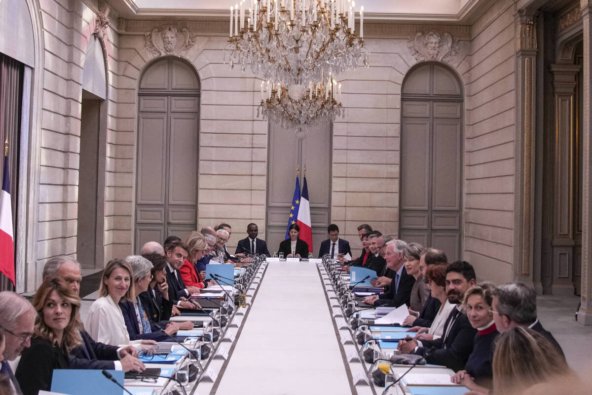 Gouvernement Barnier : « Un niveau historique de profils issus des grandes écoles de commerce », souligne le politiste Luc Rouban