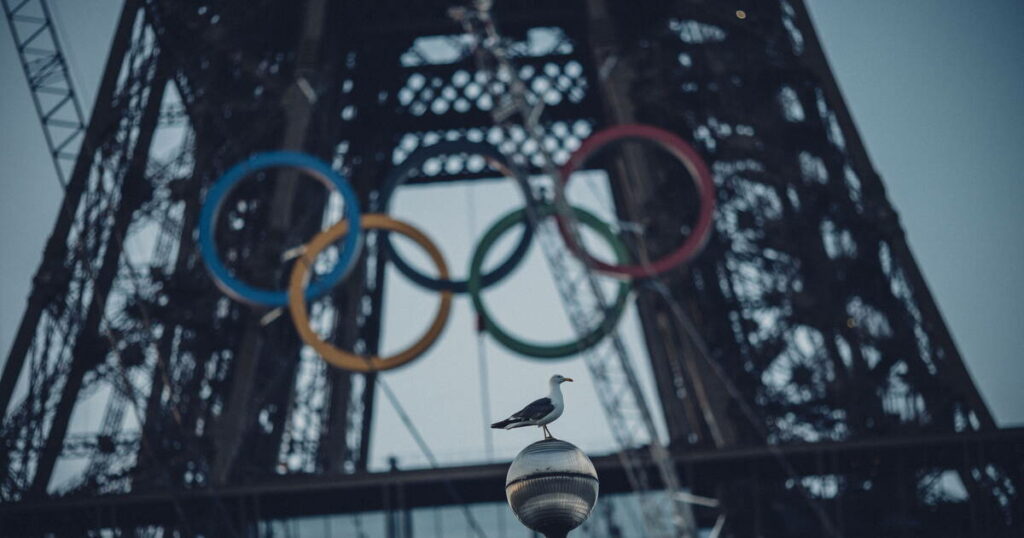 JO de Paris 2024 : les cinq anneaux olympiques de la tour Eiffel ont été retirés