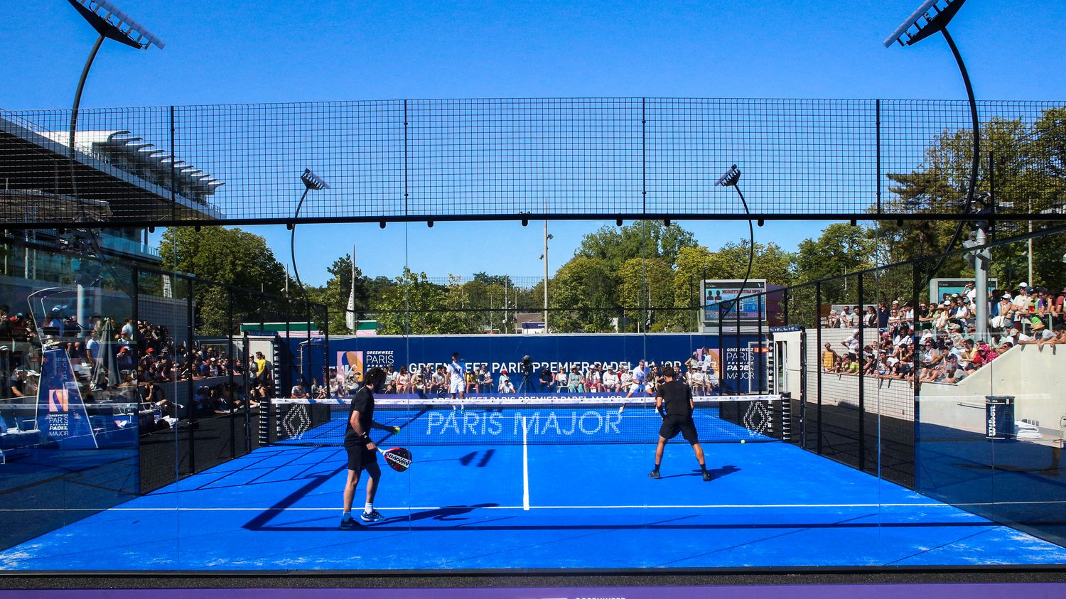 Avec toujours plus de pratiquants, le padel concurrence-t-il le tennis en France ?