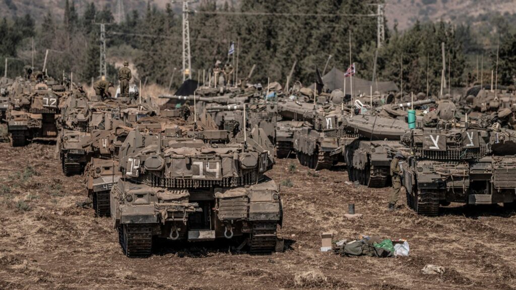 28 September 2024, Israel, ---: Israeli military tanks gather by the Israeli-Lebanon border. Photo by: Ilia Yefimovich/picture-alliance/dpa/AP Images