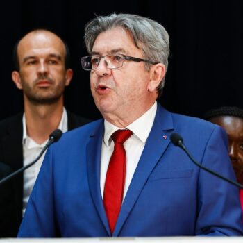 Le leader LFI Jean-Luc Mélenchon s'exprime après les premières estimations du second tour des élections législatives, le 7 juillet 2024 à Paris