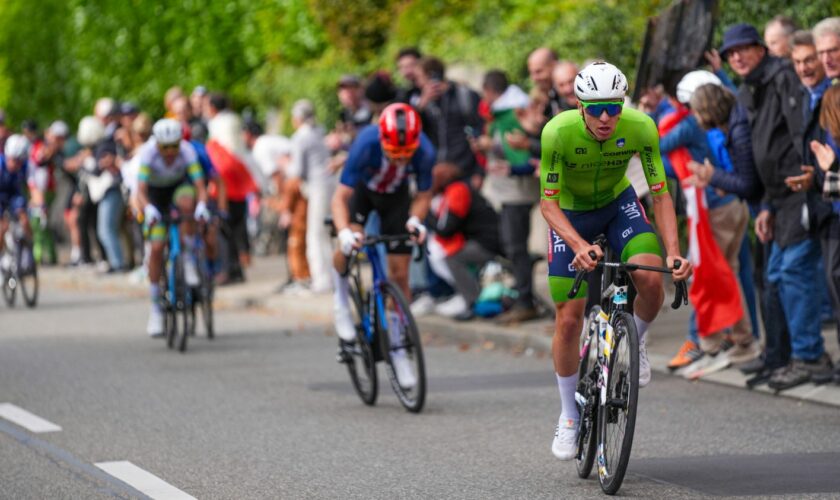 Mondiaux de cyclisme 2024 : Tadej Pogacar champion du monde pour la première fois après une attaque à 100 kilomètres de l'arrivée