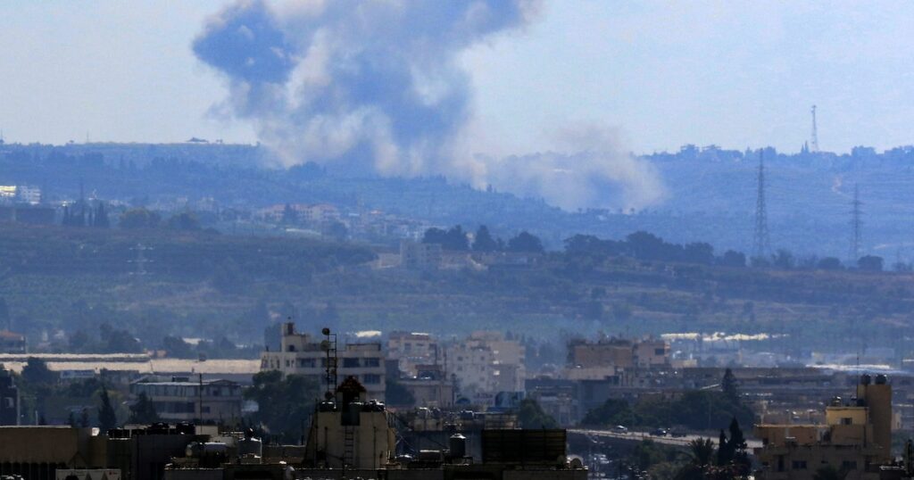 De la fumée s'élève au-dessus du village d'Addousieh, près de Saïda, dans le sud du Liban, après un bombardement israélien le 21 septembre 2024