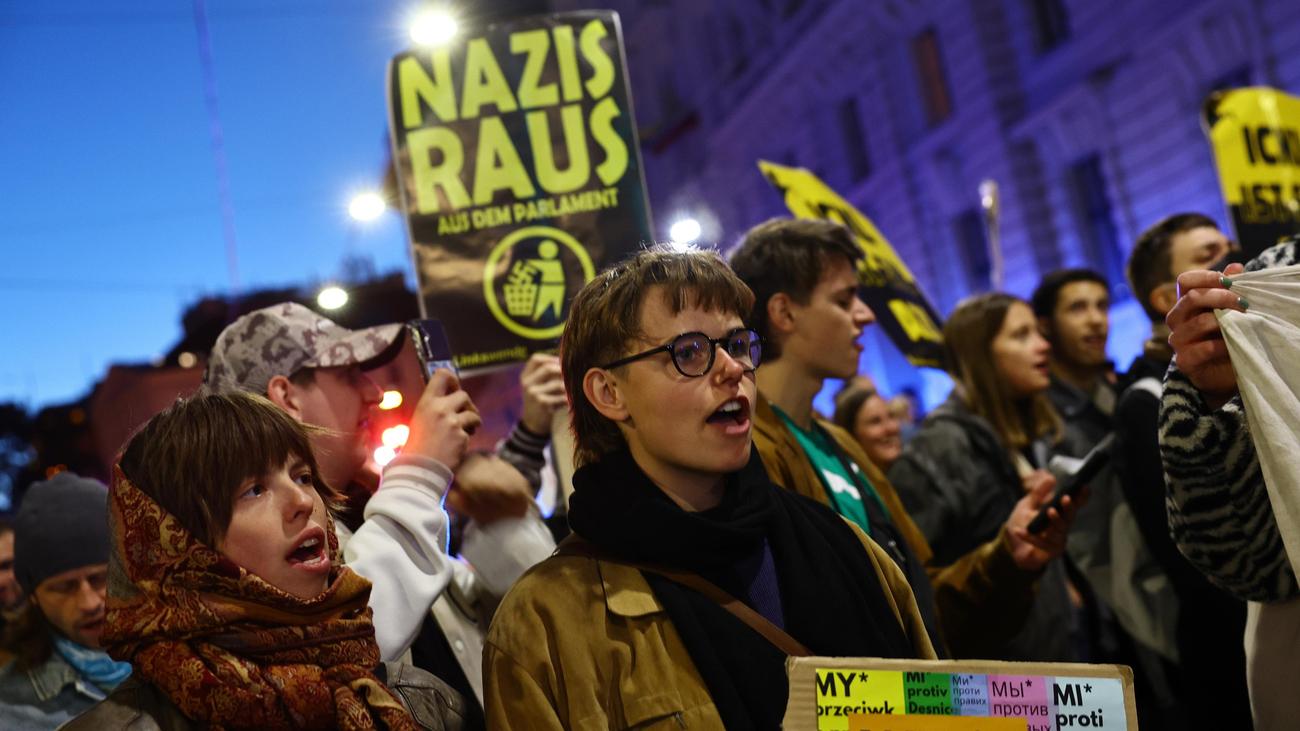 Wahl in Österreich: Zahlreiche Demonstranten versammeln sich vor Parlament