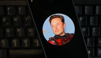 Cette photographie d'illustration montre une photographie du PDG du réseau social X, Elon Musk, affichée sur un smartphone à Bruxelles le 27 septembre 2024. (Photo de Nicolas TUCAT / AFP)