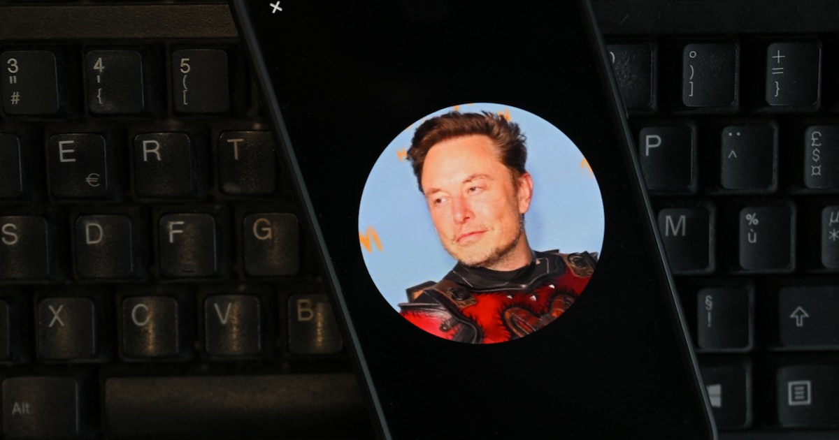 Cette photographie d'illustration montre une photographie du PDG du réseau social X, Elon Musk, affichée sur un smartphone à Bruxelles le 27 septembre 2024. (Photo de Nicolas TUCAT / AFP)