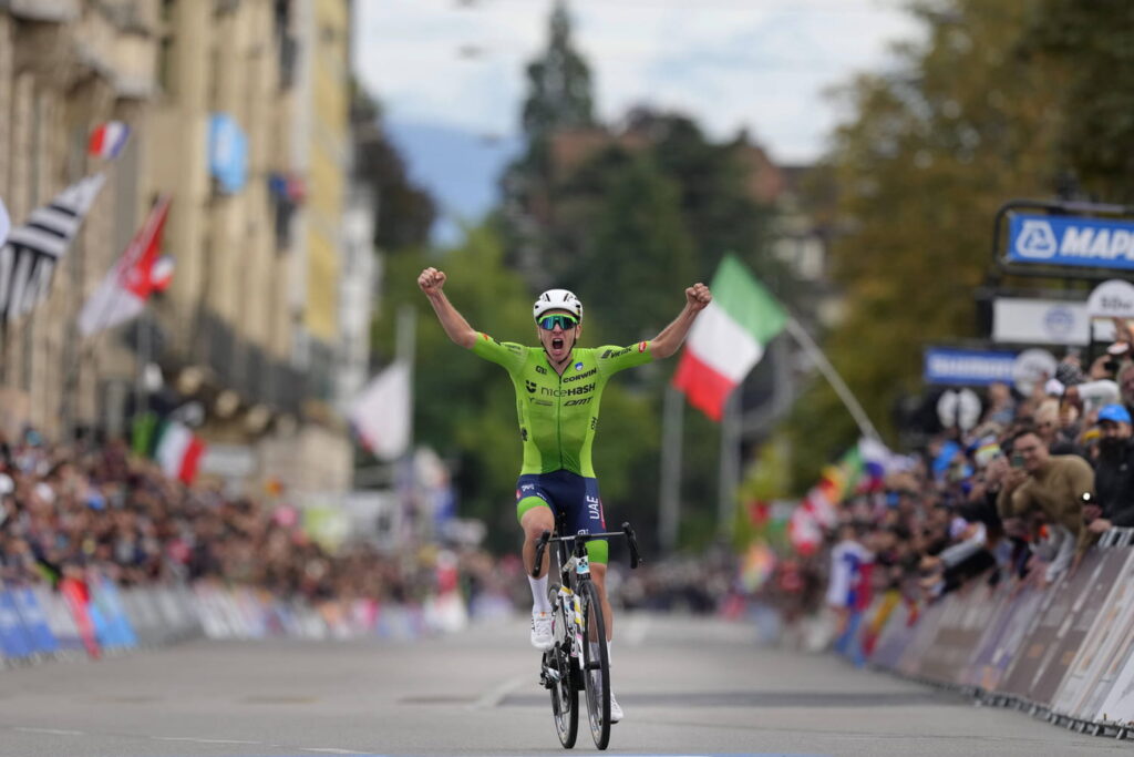 Mondiaux de cyclisme : seul au monde, Pogacar écrase la concurrence et remporte son premier titre mondial