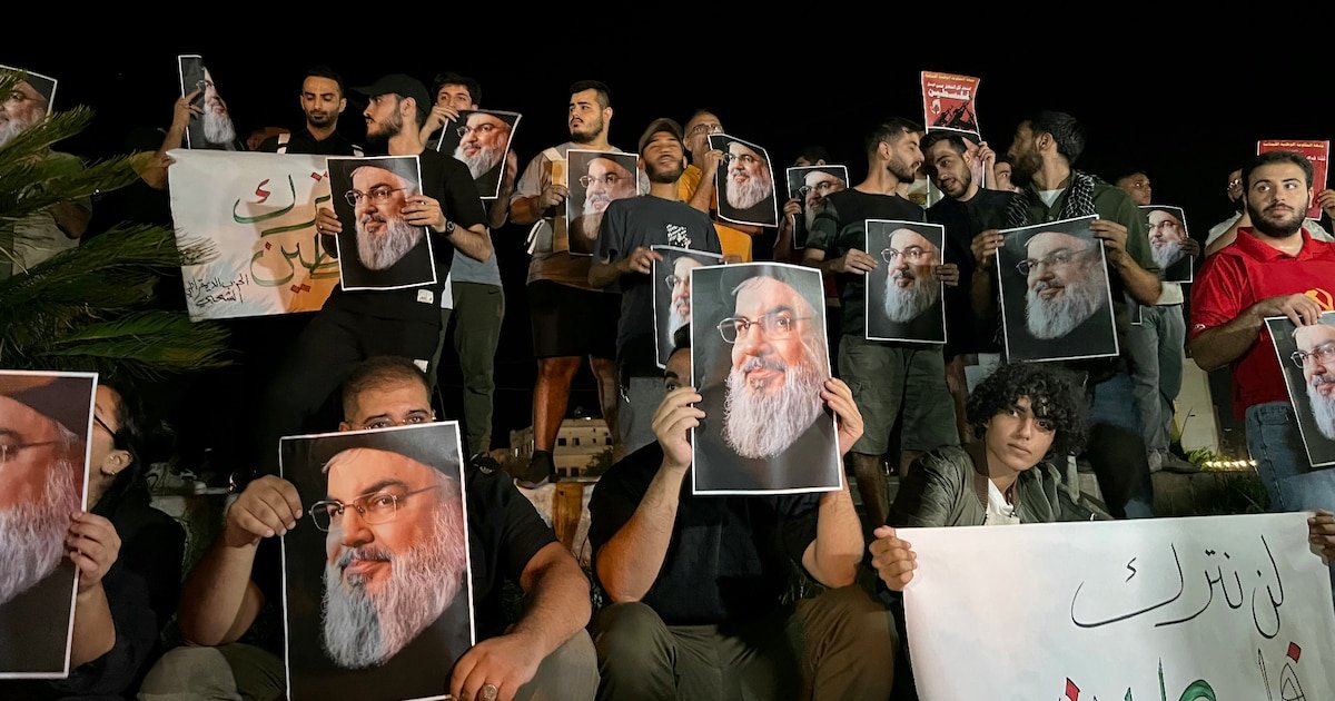 Des manifestants brandissent des portraits de Hassan Nasrallah pendant une veillée à Sidon, dans le sud du Liban, le 28 septembre 2024