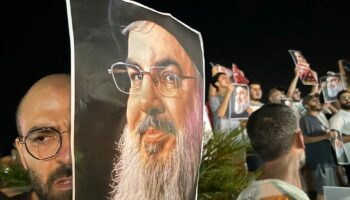 Des manifestants brandissent des portraits du chef du Hezbollah Hassan Nasrallah, le 28 septembre 2024 à Sidon, dans le sud du Liban