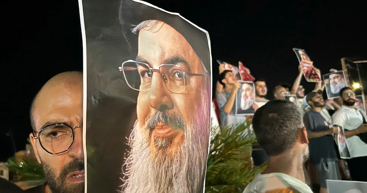 Des manifestants brandissent des portraits du chef du Hezbollah Hassan Nasrallah, le 28 septembre 2024 à Sidon, dans le sud du Liban