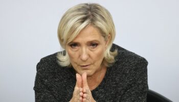 Procès des assistants parlementaires du FN : cette échéance judiciaire peut-elle contrarier les ambitions présidentielles de Marine Le Pen ?