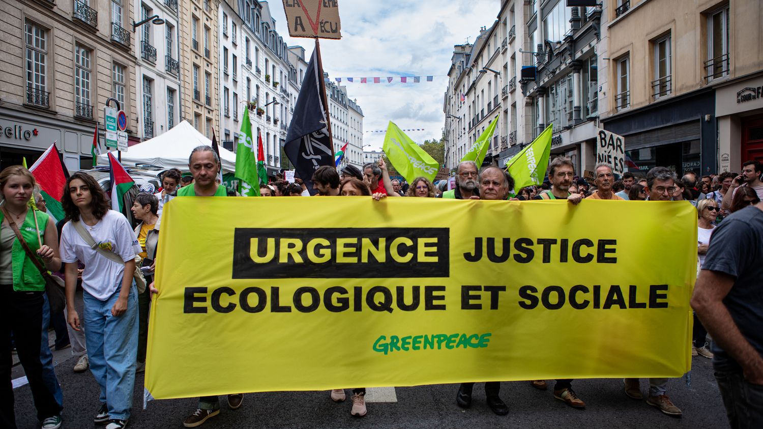 Déclaration de politique générale de Michel Barnier : les ONG environnementales réclament de "remettre la transition écologique en haut de l'agenda politique"