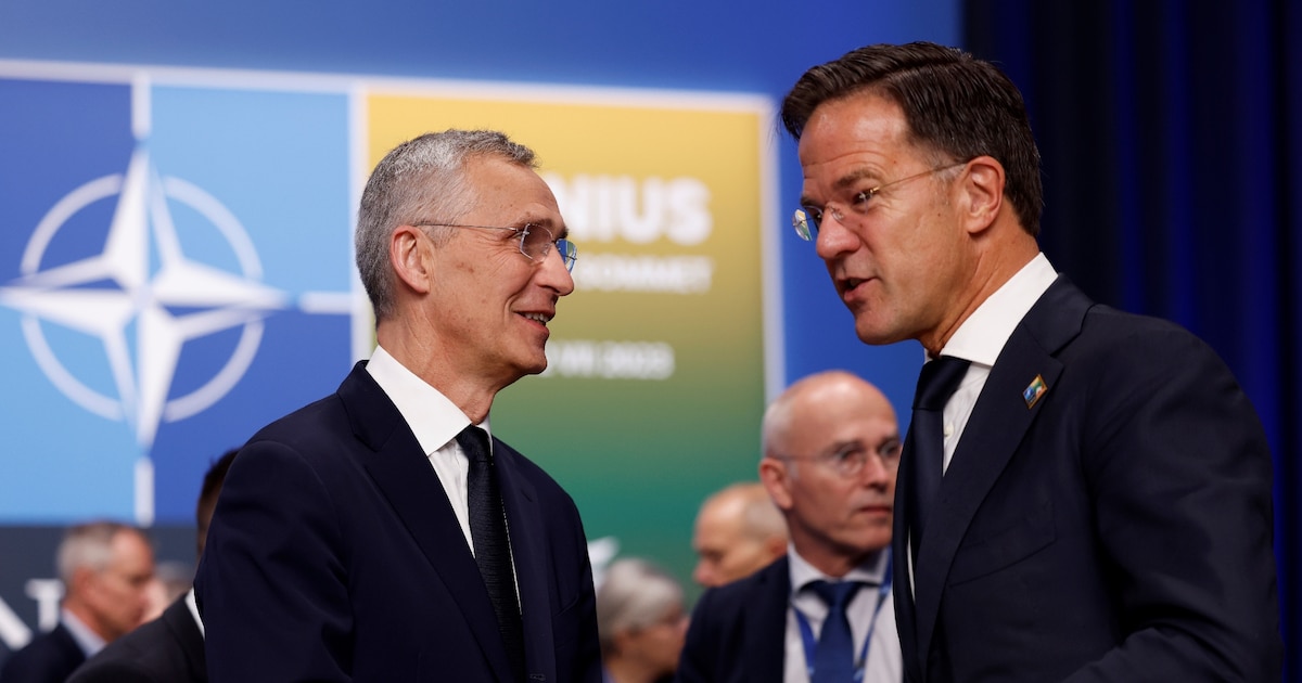 Le secrétaire général de l'Otan, Jens Stoltenberg (g) et le Premier ministre néerlandais Mark Rutte, le 12 juillet 2023 à Vilnius, en Lituanie