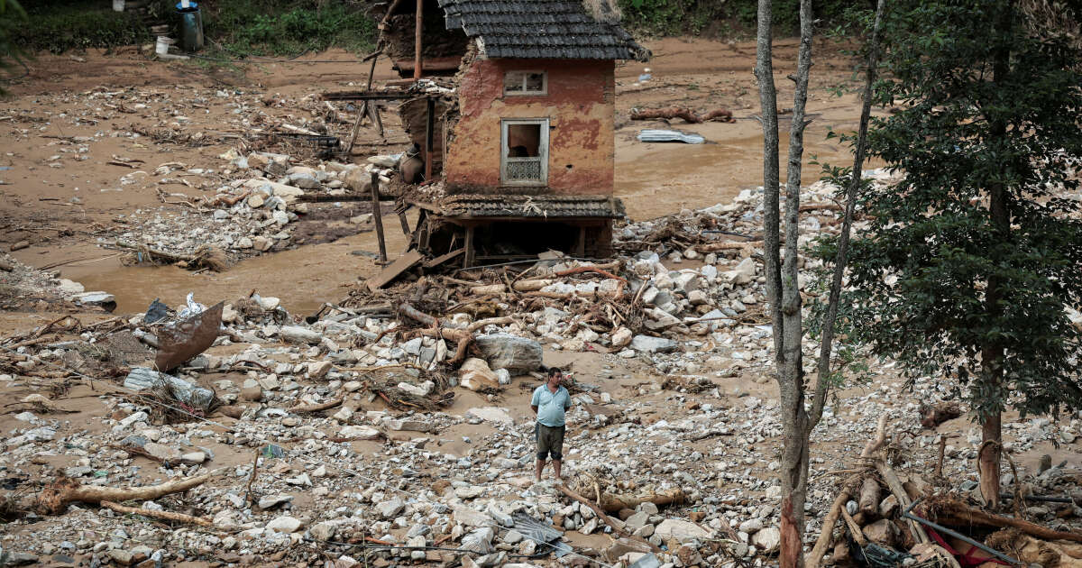 Le Népal aux prises avec des pluies torrentielles : “Nous avons dû sauter d’un toit à l’autre”