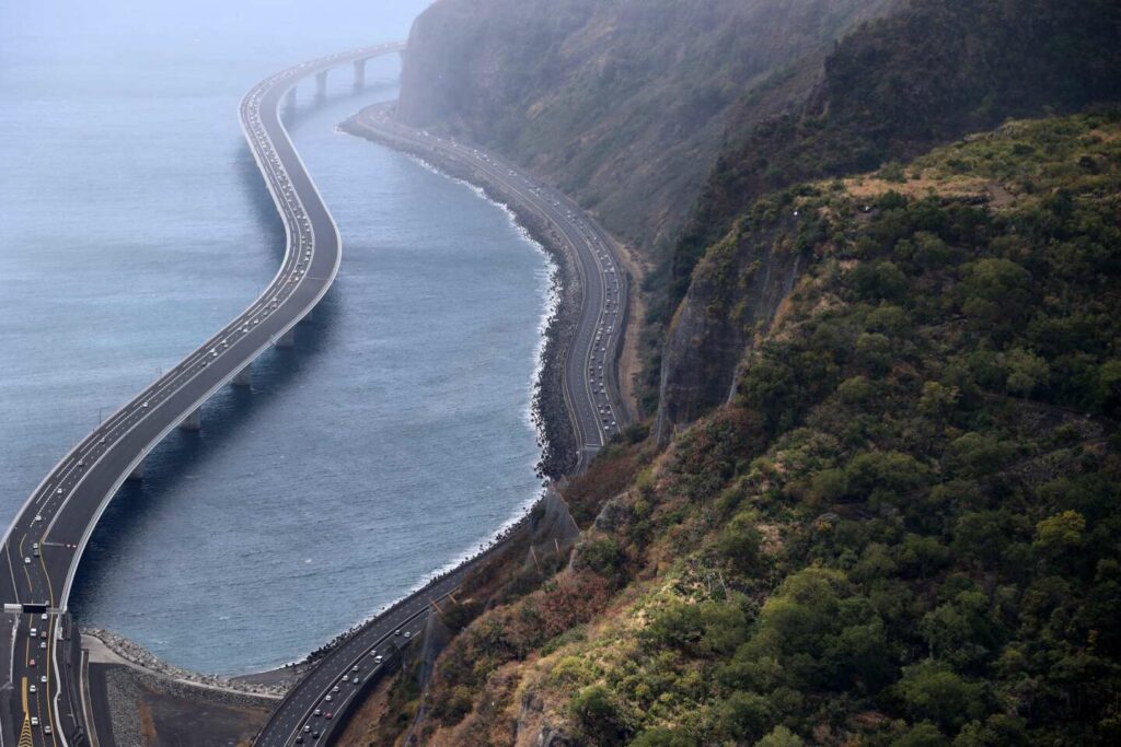 A La Réunion, les litiges de la nouvelle route du littoral, une lourde menace pour les finances du conseil régional