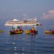 A Marseille, des canoës bloquent l’accès au port de navires de croisière pour dénoncer la pollution qu’ils causent