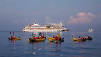 A Marseille, des canoës bloquent l’accès au port de navires de croisière pour dénoncer la pollution qu’ils causent