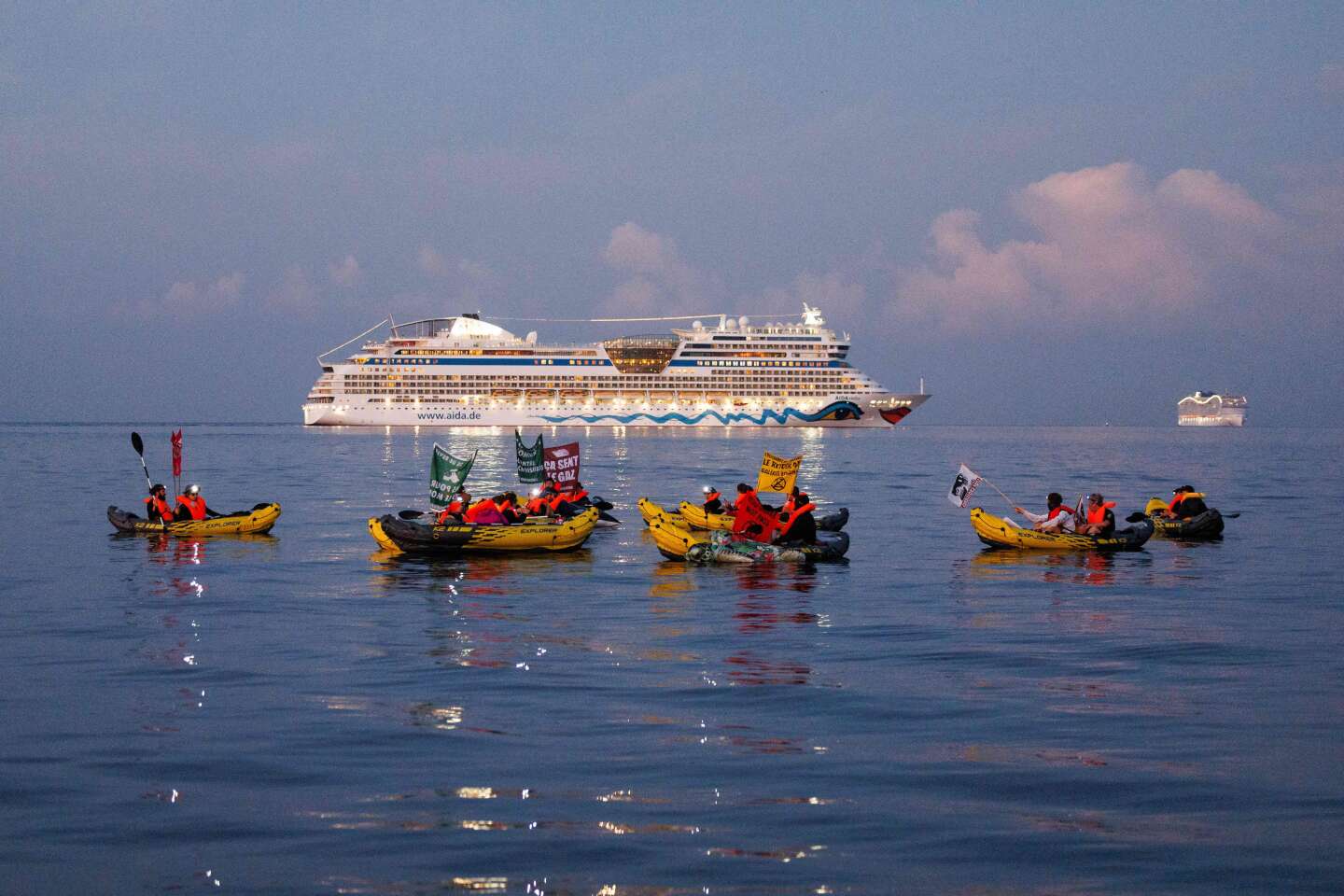 A Marseille, des canoës bloquent l’accès au port de navires de croisière pour dénoncer la pollution qu’ils causent