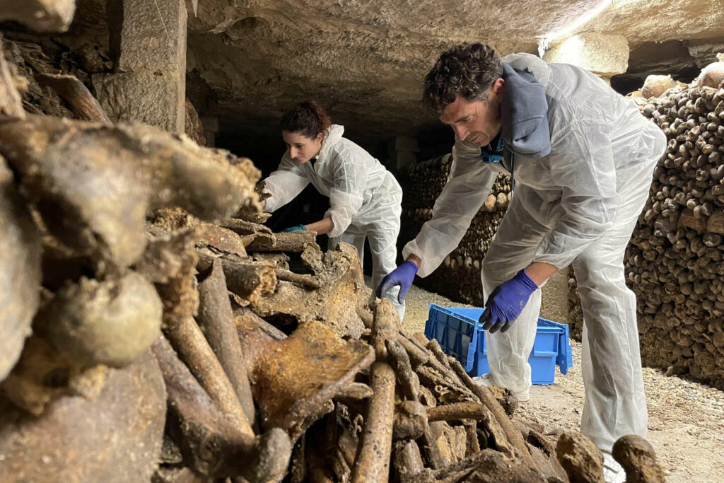 A Paris, des chercheurs veulent faire parler les morts des catacombes