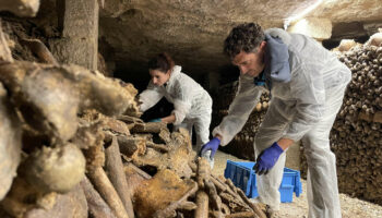 A Paris, des chercheurs veulent faire parler les morts des catacombes