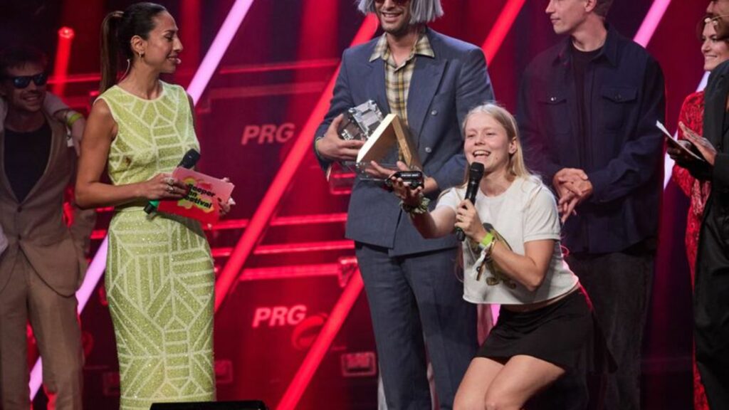 Das Indie-Duo Strongboi freut sich beim Anchor-Award des Reeperbahn-Festivals über den Gewinn. Foto: Georg Wendt/dpa