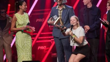 Das Indie-Duo Strongboi freut sich beim Anchor-Award des Reeperbahn-Festivals über den Gewinn. Foto: Georg Wendt/dpa