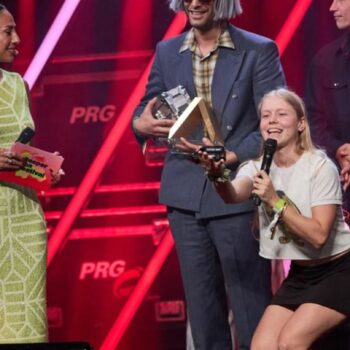 Das Indie-Duo Strongboi freut sich beim Anchor-Award des Reeperbahn-Festivals über den Gewinn. Foto: Georg Wendt/dpa