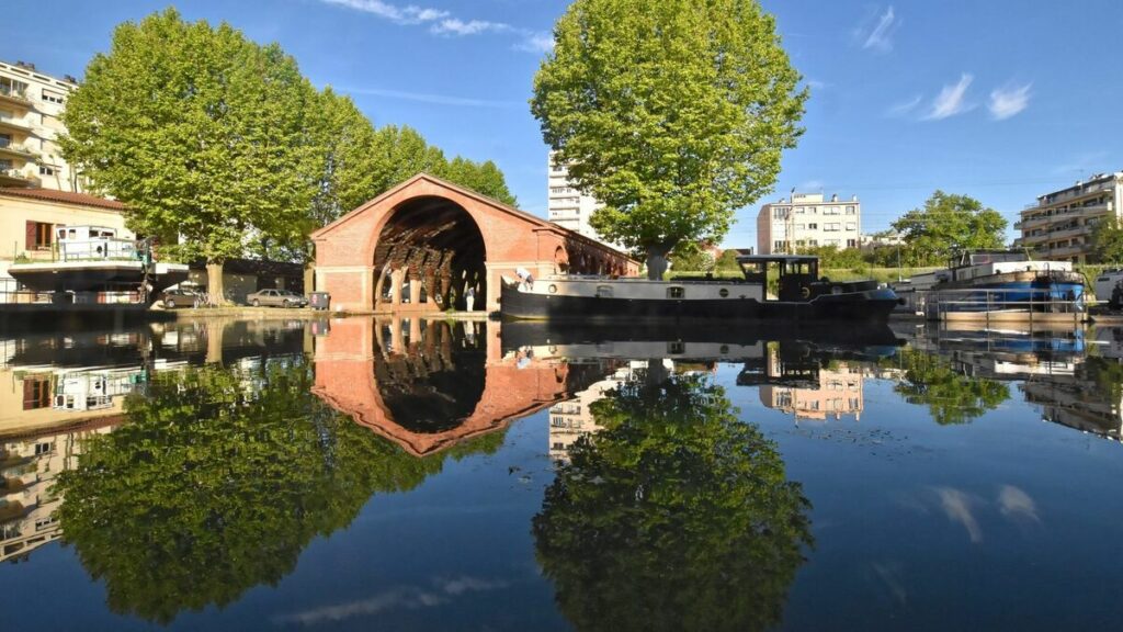 André Manoukian donne un concert sur l’eau à Toulouse pour sauver les platanes du canal du Midi