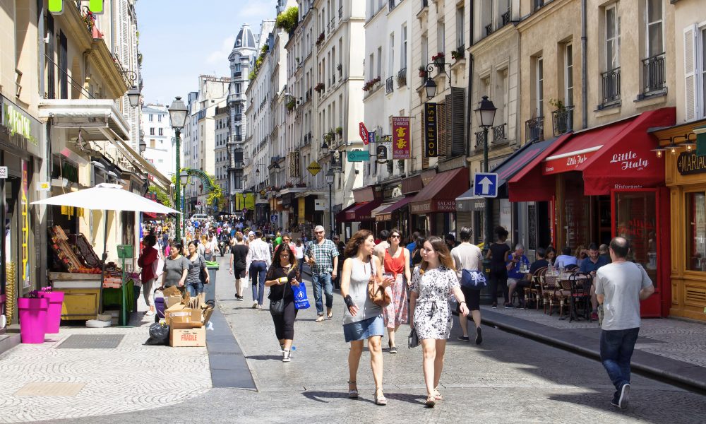 Anne Hidalgo veut limiter la vitesse des piétons dans Paris à 2km/h