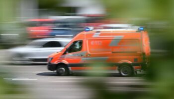 Ein Notarzt konnte nur noch den Tod des Arbeiters feststellen. (Symbolbild) Foto: Sebastian Gollnow/dpa