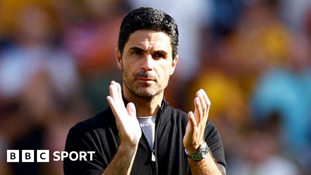 Arsenal manager Mikel Arteta claps