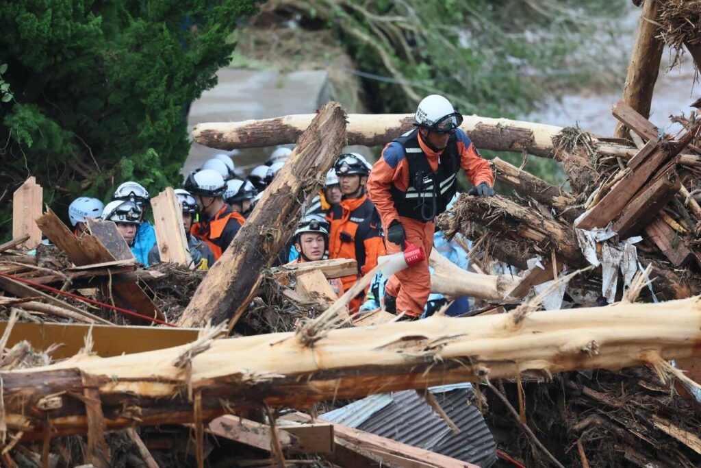 Au Japon, après les inondations, les équipes de secours s’activent, la population appelée à la vigilance