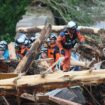 Au Japon, après les inondations, les équipes de secours s’activent, la population appelée à la vigilance