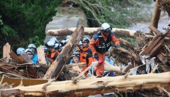 Au Japon, après les inondations, les équipes de secours s’activent, la population appelée à la vigilance