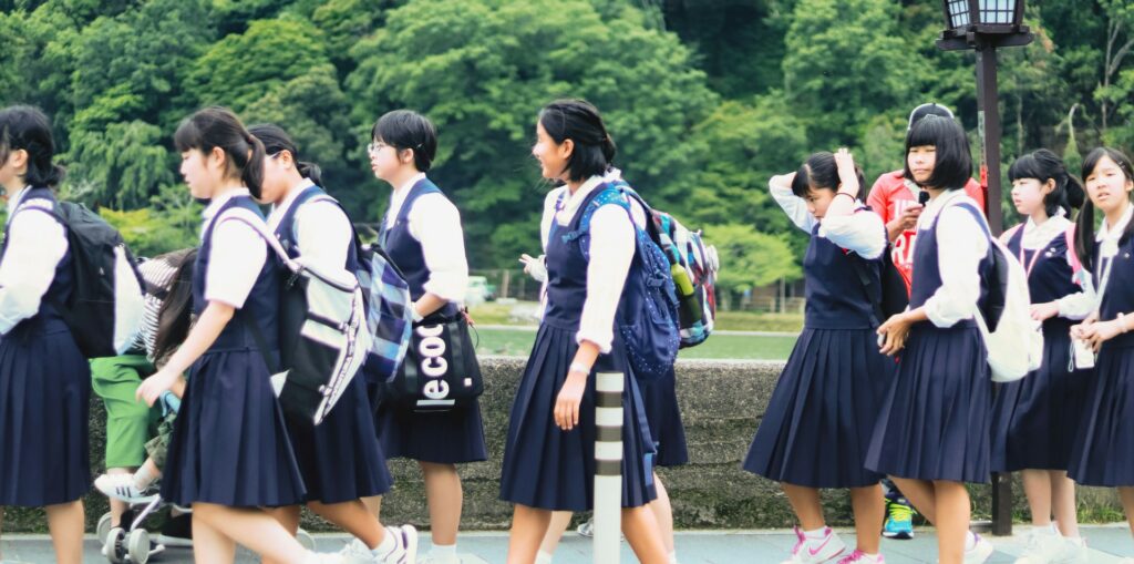 Au Japon, les filles de 13 ans ne veulent plus avoir à passer leur examen médical scolaire seins nus