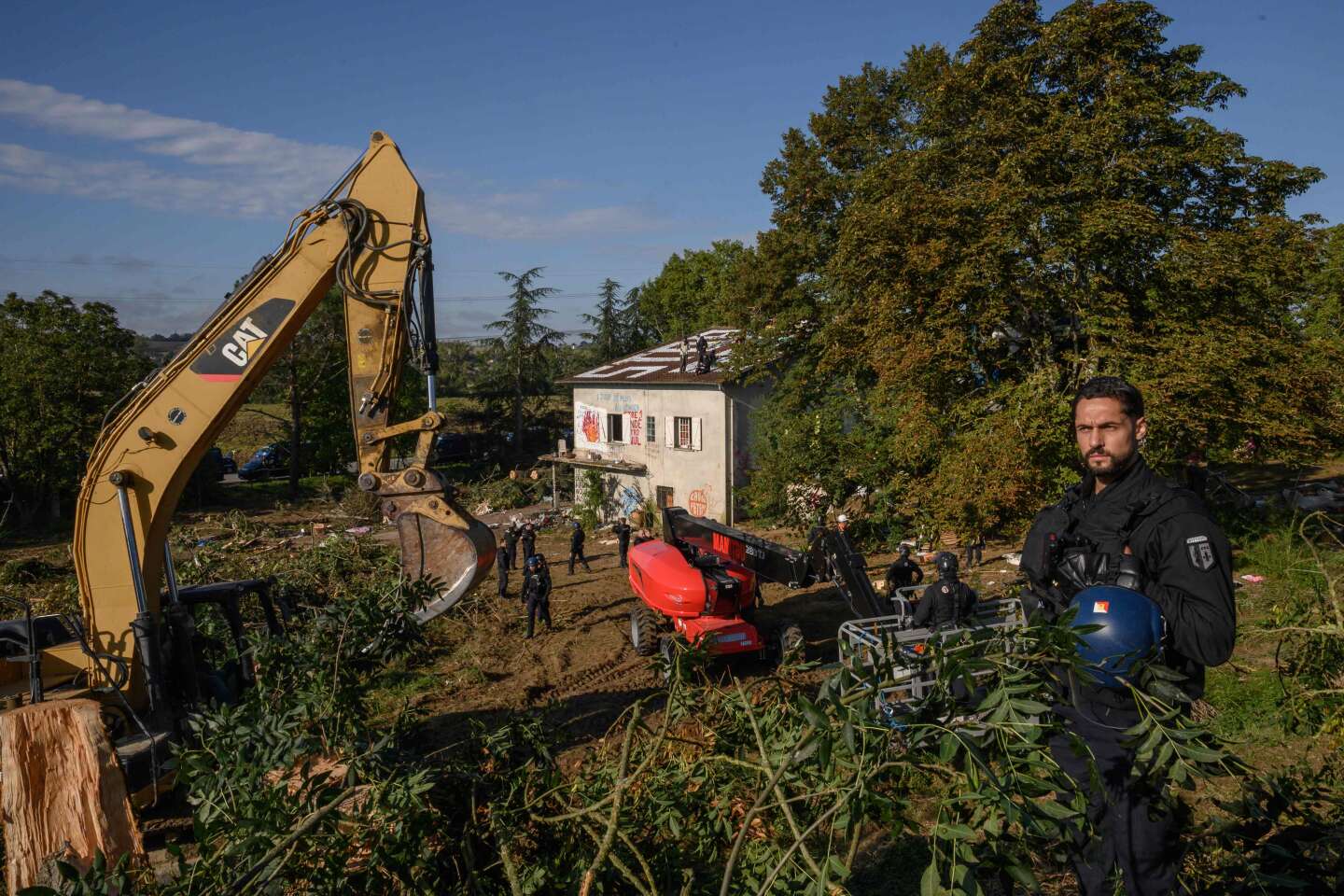 Autoroute A69 : un militant chute d’un arbre et se blesse lors d’une opération de gendarmerie dans la dernière zone d’opposition