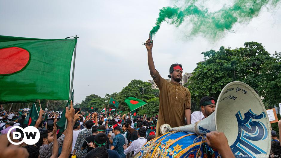 Bangladesh: thousands rally to mark ousting of PM