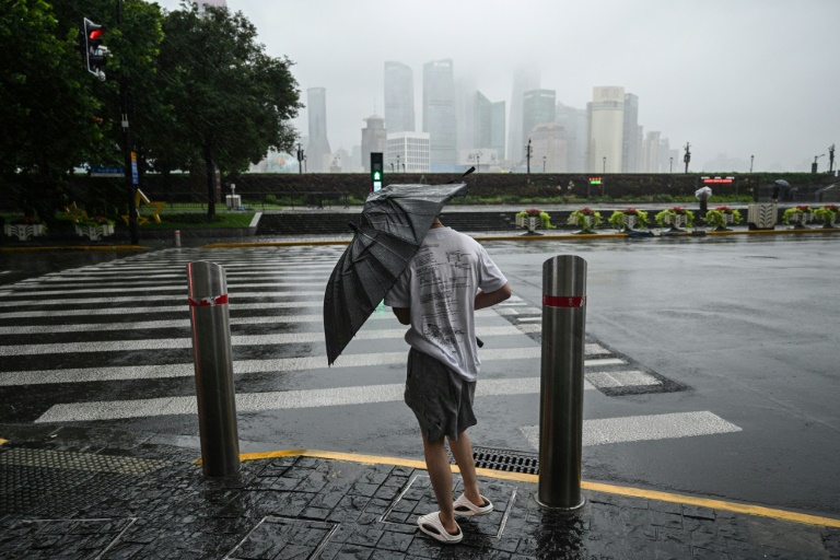 "Bebinca" touche terre: Shanghai frappée par son plus fort typhon en 75 ans