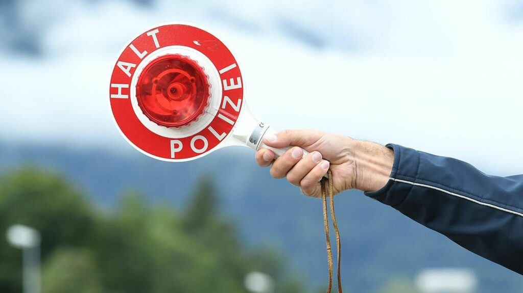 Polizeikelle mit "Stop"-Beschriftung an einem Grenzübergang