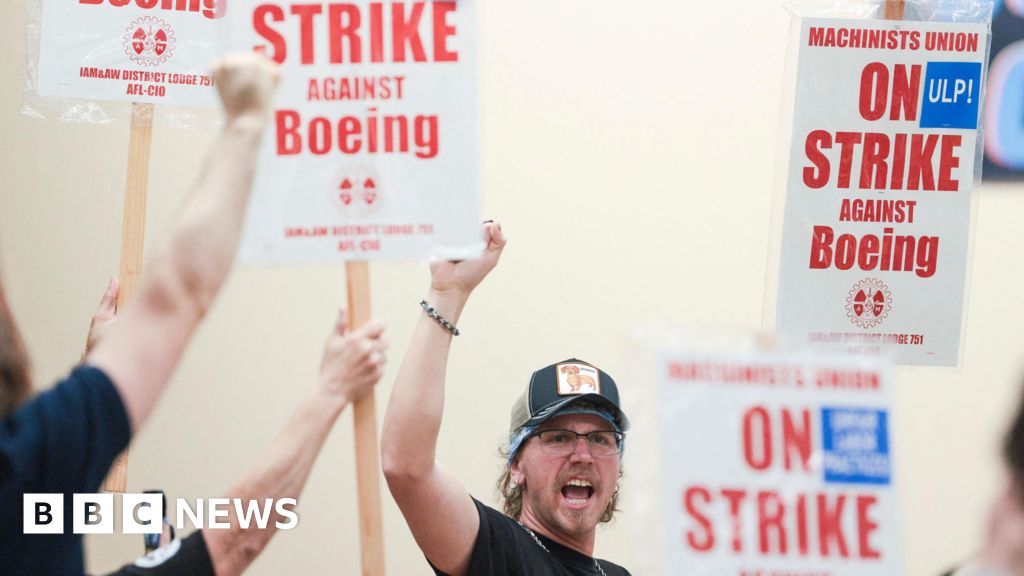 Boeing union hits out over 'final' 30% pay rise offer