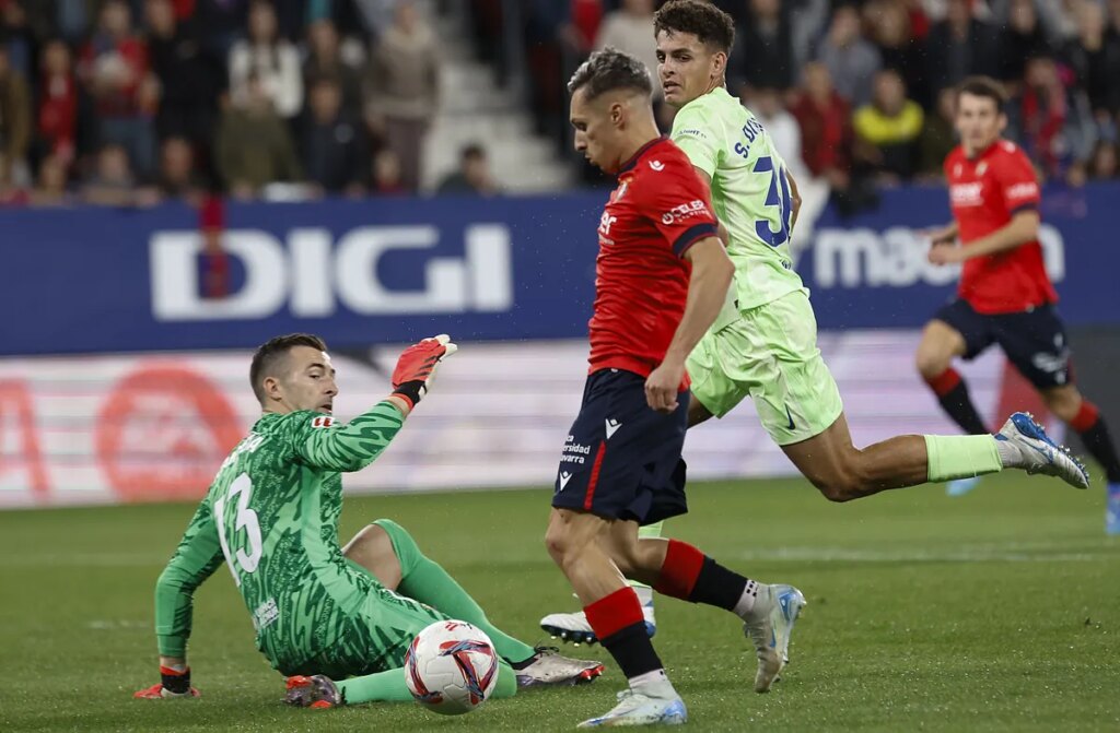 Bryan Zaragoza se ceba con el Barça en El Sadar