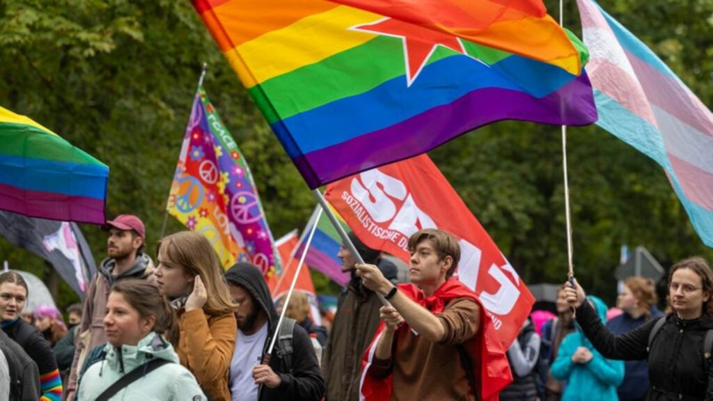 Hunderte Menschen feierten den CSD in Görlitz-Zgorzelec trotz rechter Gegenproteste. Foto: Daniel Wagner/dpa