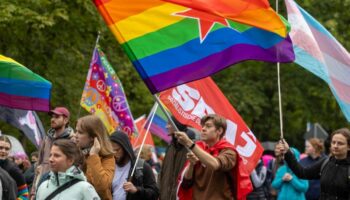 Hunderte Menschen feierten den CSD in Görlitz-Zgorzelec trotz rechter Gegenproteste. Foto: Daniel Wagner/dpa