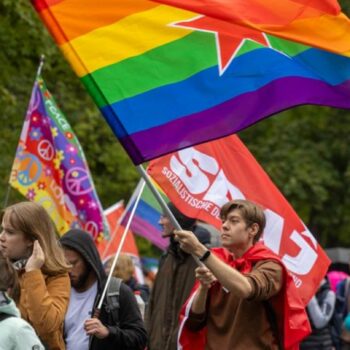 Hunderte Menschen feierten den CSD in Görlitz-Zgorzelec trotz rechter Gegenproteste. Foto: Daniel Wagner/dpa