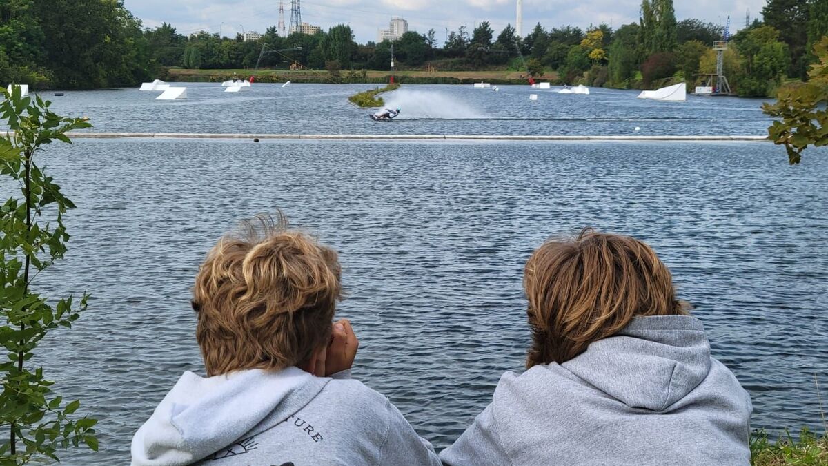 « Ça met de la vie sur le bassin » : au parc des sports de Choisy-Paris, le pari payant du téléski nautique