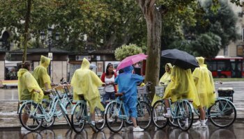 Calles anegadas en Zaragoza, Soria y La Rioja en un fin de semana con  alerta por lluvias y tormentas en 14 CCAA