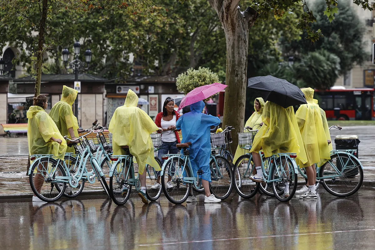 Calles anegadas en Zaragoza, Soria y La Rioja en un fin de semana con  alerta por lluvias y tormentas en 14 CCAA