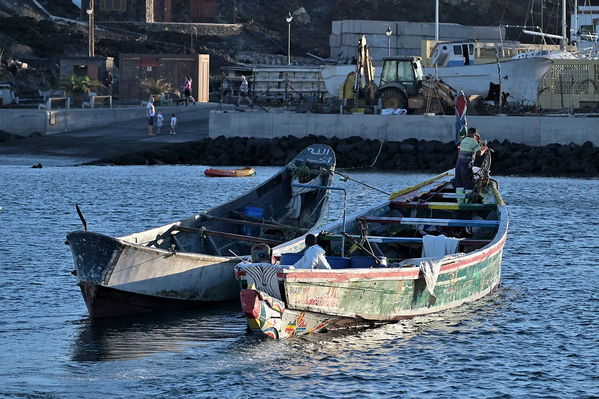 Canarias suplica ayuda tras el naufragio mortal del cayuco en El Hierro y prosigue la búsqueda de los 48 desaparecidos: "No podemos soportar más esta presión"