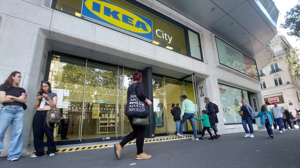 « C’était tellement pratique... » : à Paris, la place de la Madeleine dit adieu à son magasin Ikea